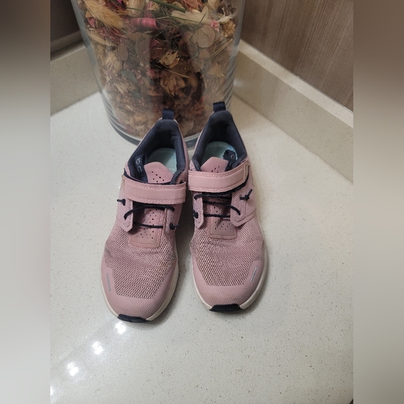 On Running Kids Pink Sneakers - Picture 1 of 8